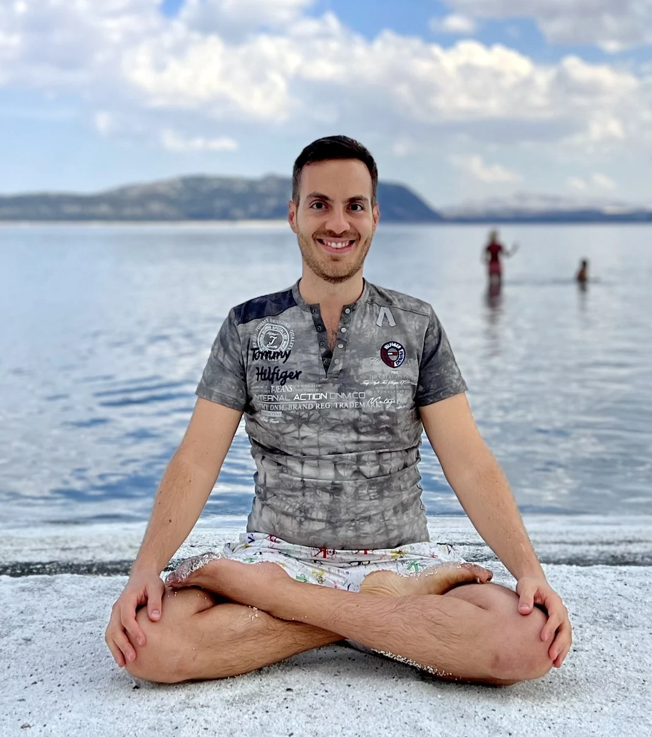 Mert in Meditationshaltung in Pamukkale